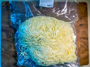 Фрайчизы со вкусом копченая семга (100 гр.): Сырный продукт ФЕРМЕРСКИЙ паутинка белая