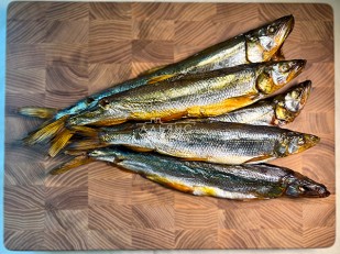 Мучные полоски ФИОЛЕТОВЫЕ со вкусом острых куриных крылышек 76 гр: Корюшка Х/К ГОСТ (крупная)